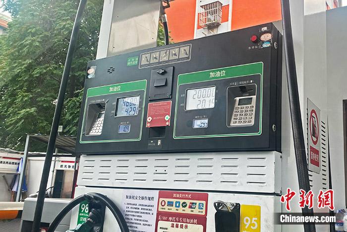 6月26日，在北京西城区某加油站内价格显示：95号汽油每升已达9.93元。 中新财经 葛成 摄
