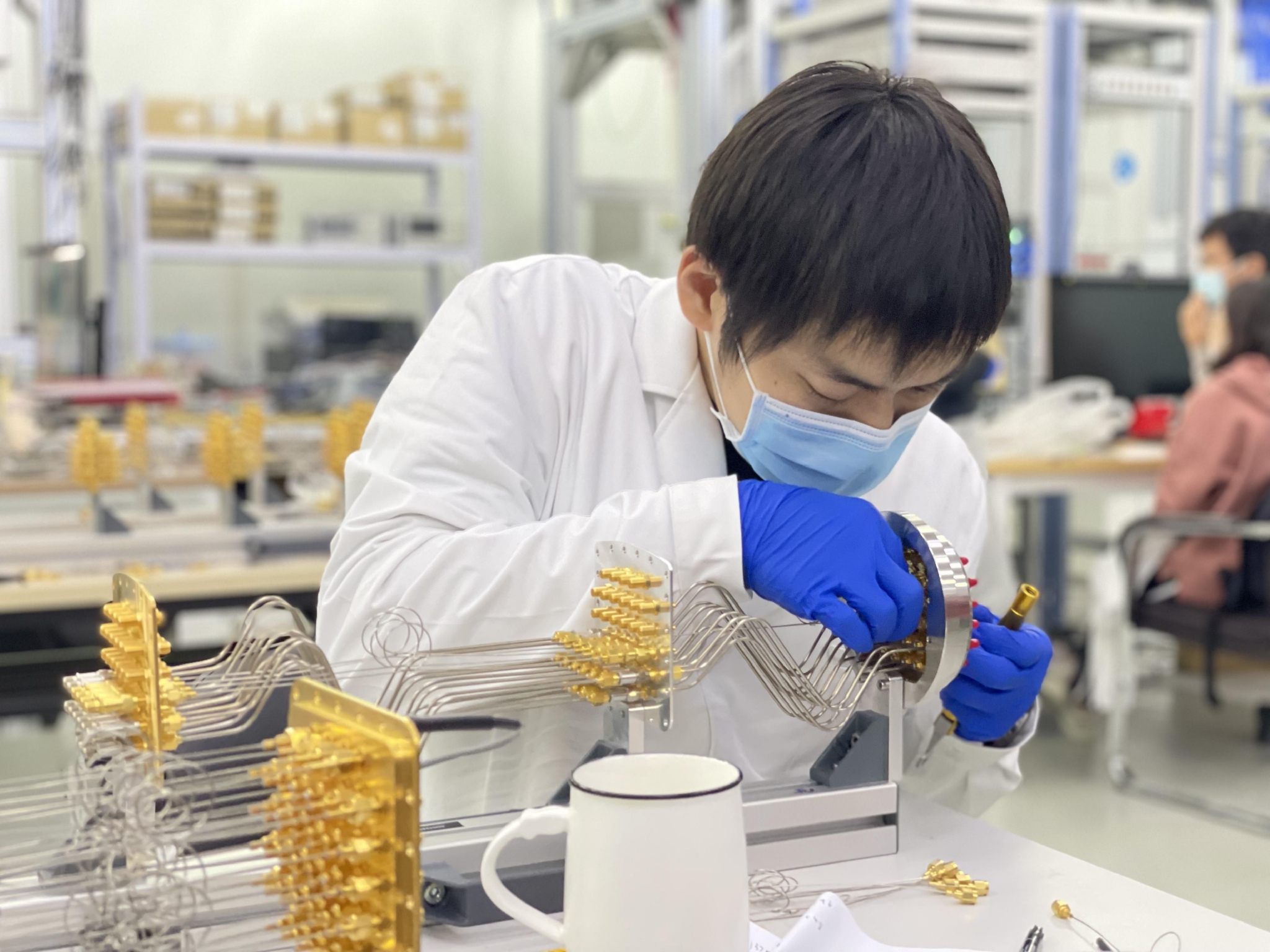 4月28日,北京量子信息科学研究院实验室中,科研人员刘伟洋正在工 ..