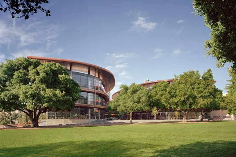 斯坦福大学克拉克中心是汉尼斯在任时完成的重大项目之一，由“网景”创世人吉姆·克拉克捐赠 