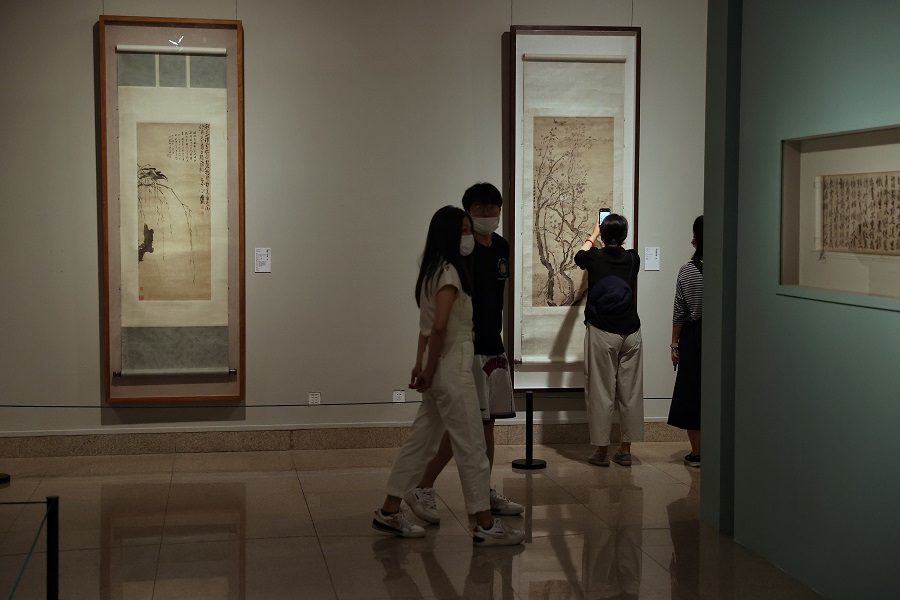 6月28日，观众欣赏展出作品。中国日报记者 姜东 摄