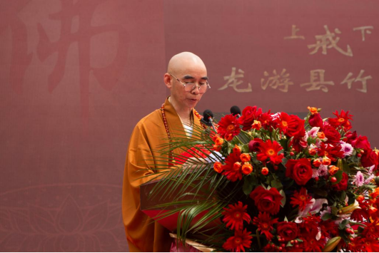 大和尚给前来的领导嘉宾,十方信众详细介绍了普陀山和竹林禅寺的渊源