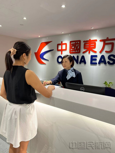 在香港土生土长的东航员工霍慧思，见证了东方航空在东方之珠二十多年的历程（东航供图）