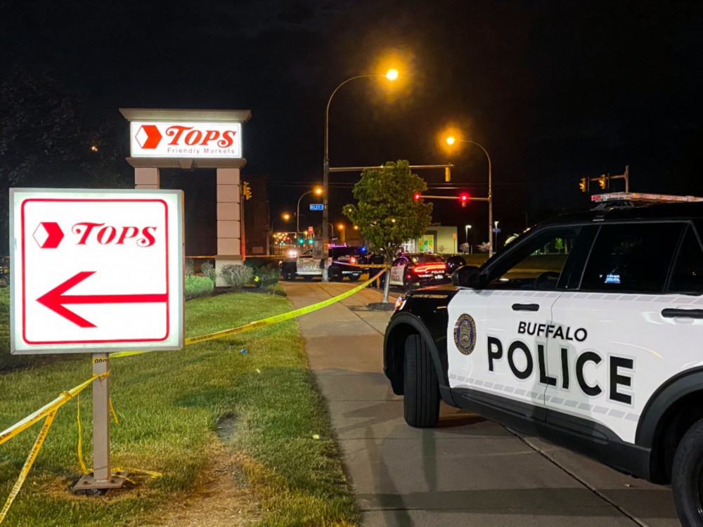 5月15日凌晨，警车停在美国纽约州布法罗市的发生枪击案的超市外（手机拍摄）。新华社发（张杰摄）