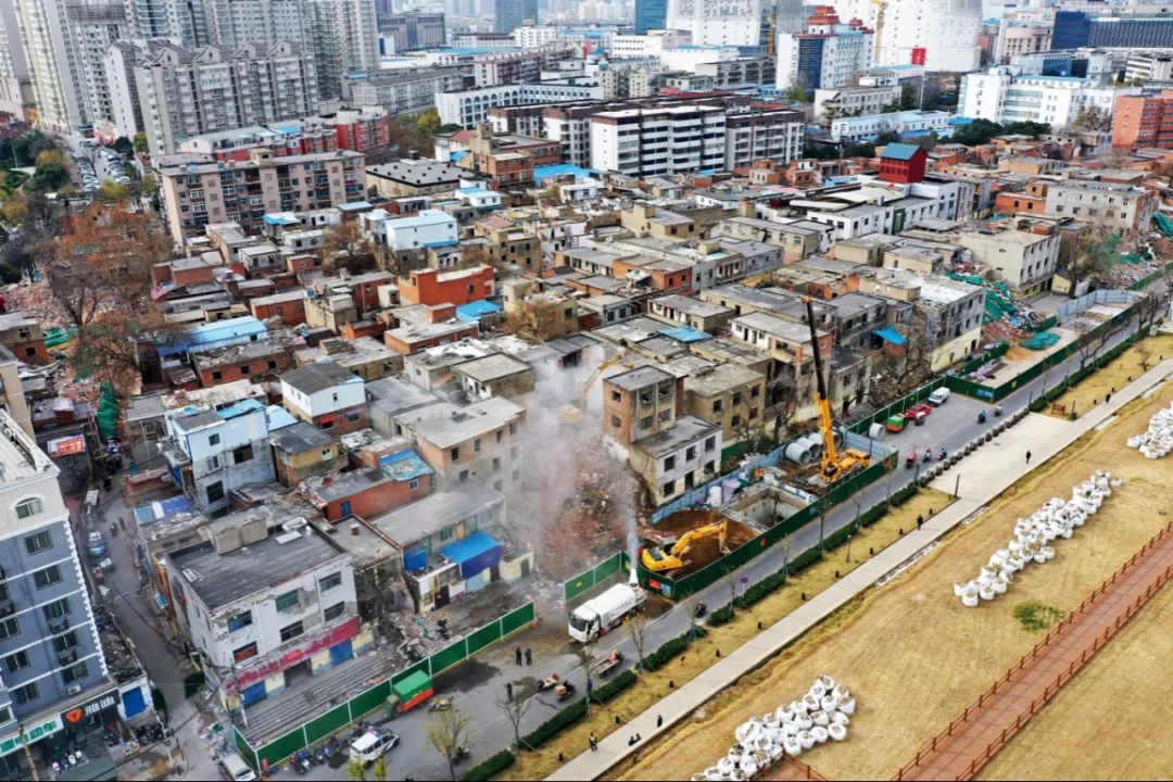 2021年12月18日，河南郑州市中心区域最后一个棚户区开拆。图/人民视觉