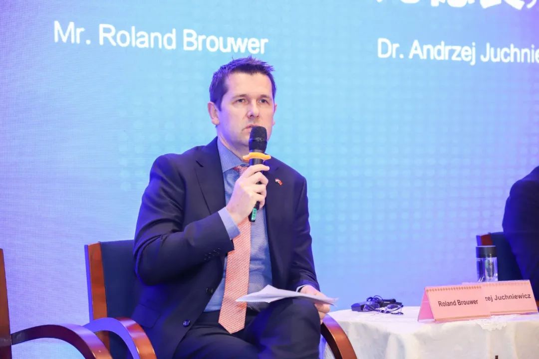 　　荷兰外商投资局中国事务首席代表、荷兰驻上海总领事馆工业事务领事钟铠任(Roland Brouwer)