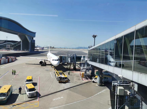 飞抵香港机场的东航客机（东航供图）