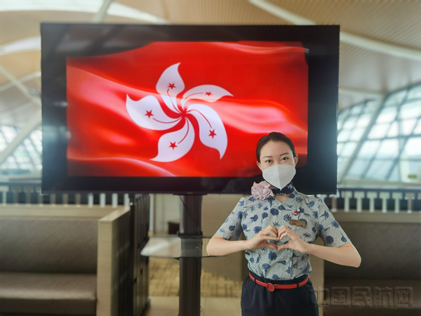 东航员工祝福香港（东航供图）