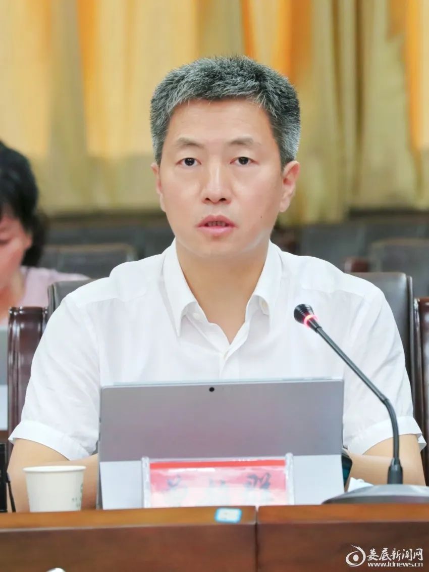 娄底市委副书记,市长曾超群主持会议.