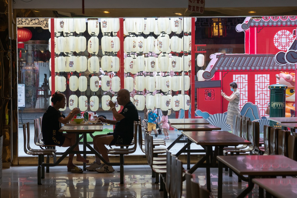 上海豫园商城内，顾客正在用餐。（中国日报记者 高尔强 摄）