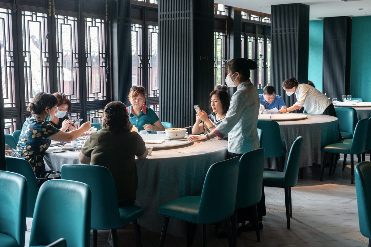 上海豫园商城，老字号餐厅绿波廊迎来恢复堂食后的首批顾客。（中国日报记者 高尔强 摄）