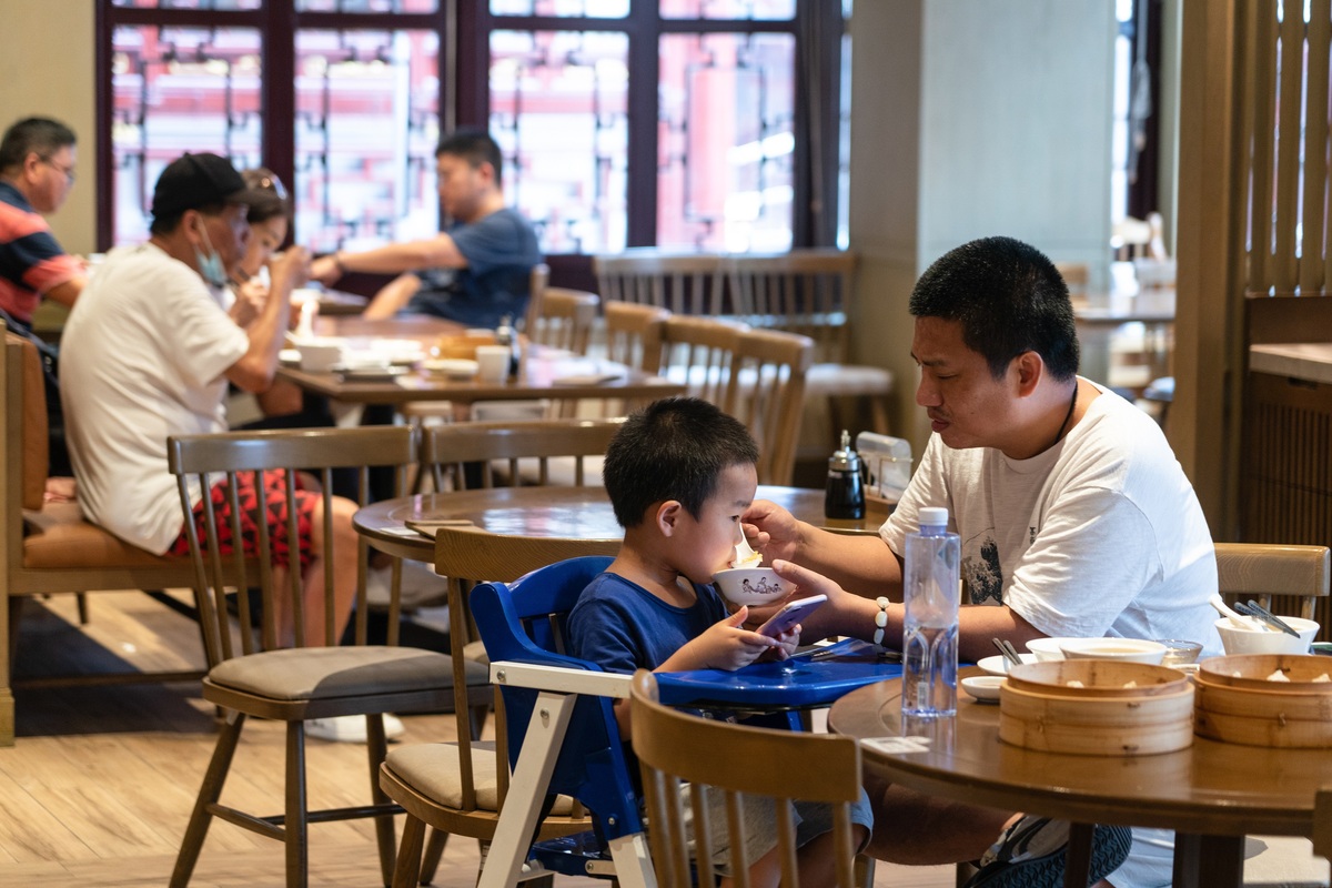 上海豫园商城，顾客在城隍庙老字号南翔馒头店内用餐。（中国日报记者 高尔强 摄）