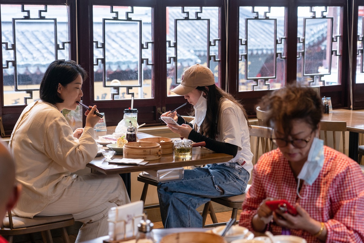 上海豫园商城，顾客在城隍庙老字号南翔馒头店内用餐。（中国日报记者 高尔强 摄）