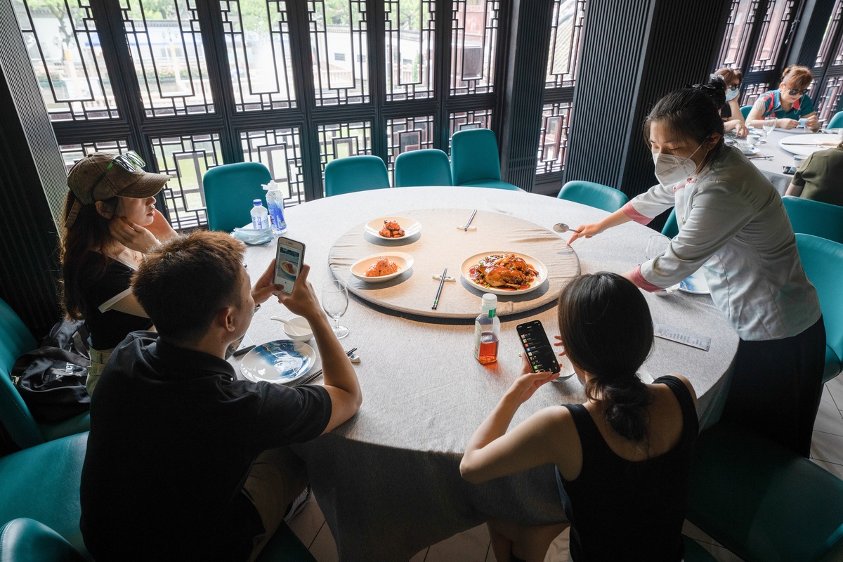 上海豫园商城，老字号餐厅绿波廊迎来恢复堂食后的首批顾客。（中国日报记者 高尔强 摄）