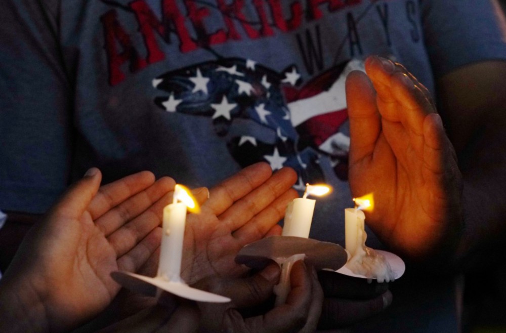 5月29日，在美国得克萨斯州南部尤瓦尔迪市的城市广场，市民为枪击事件遇害者守夜。新华社记者吴晓凌摄
