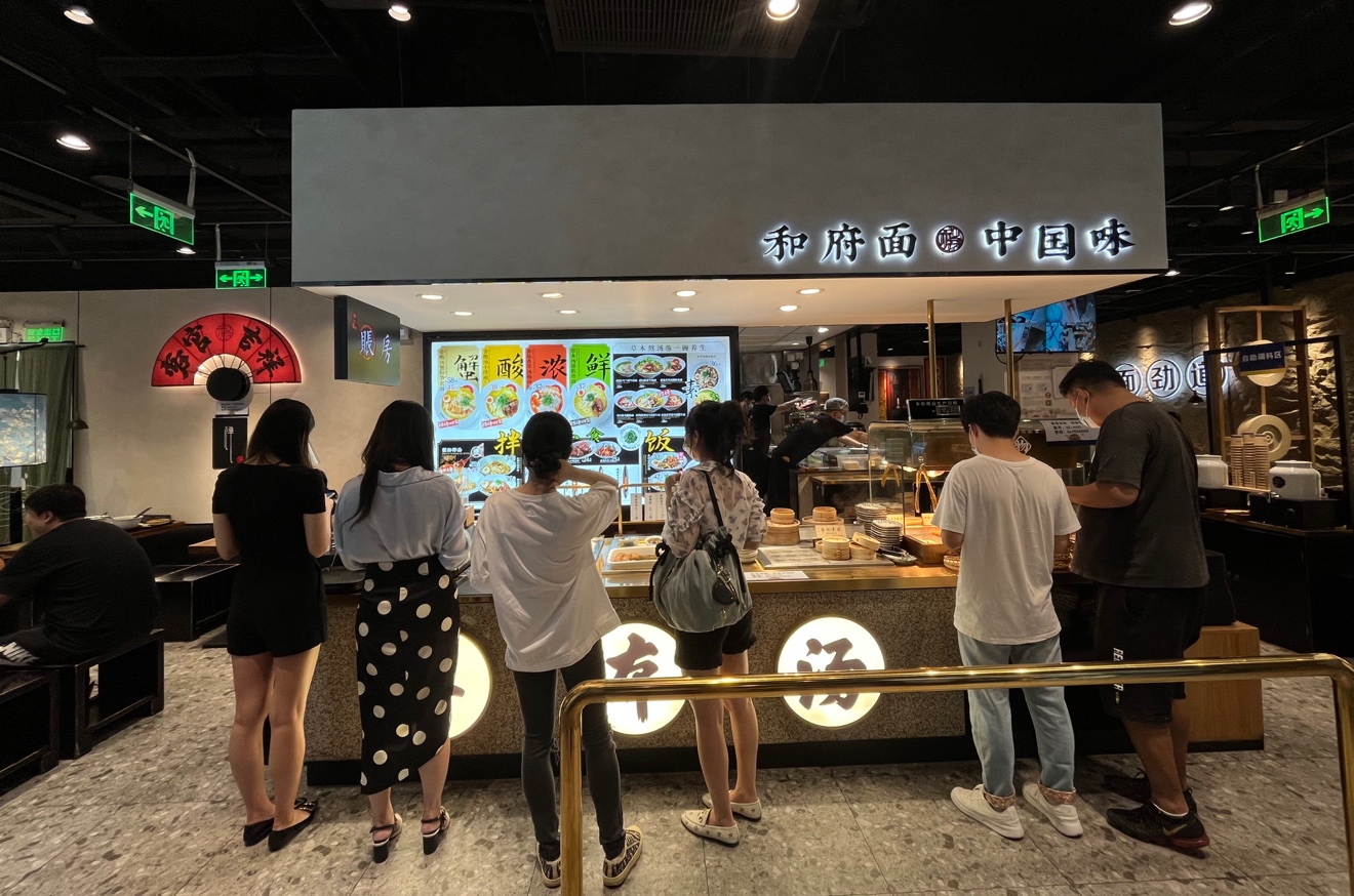 午饭时间,和府捞面上海正大乐城店内的一位食客表示:"我就在附近上班