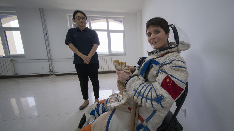 身着中国航天服的萨曼莎·克里斯托弗雷蒂 资料图丨欧空局