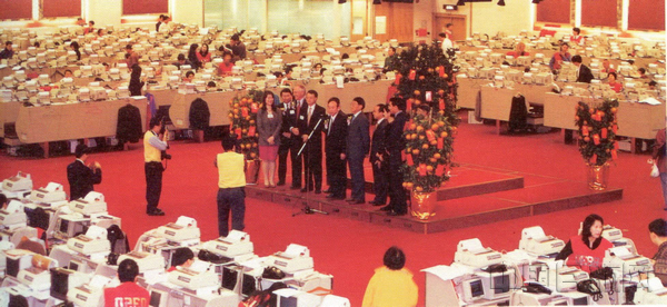 1997年2月5日，东航H股在香港成功挂牌上市（资料图片）