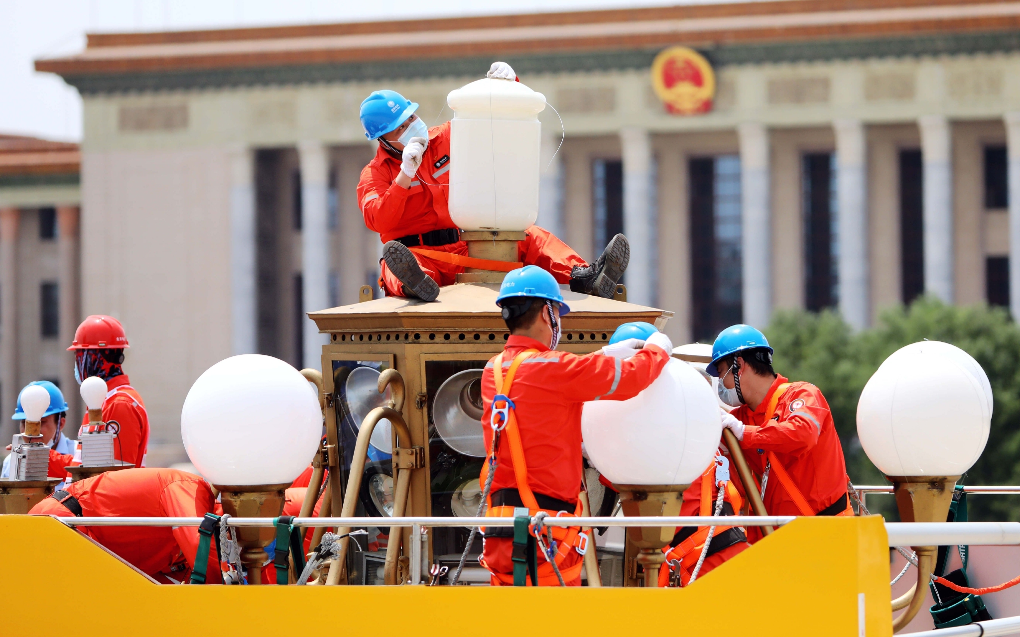 华灯班正在开展华灯清扫检修工作.