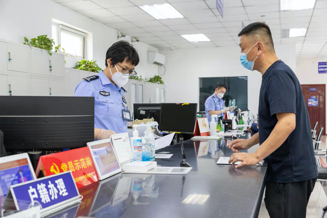 北京朝阳公安分局东风派出所户籍大厅内,群众在办理业务