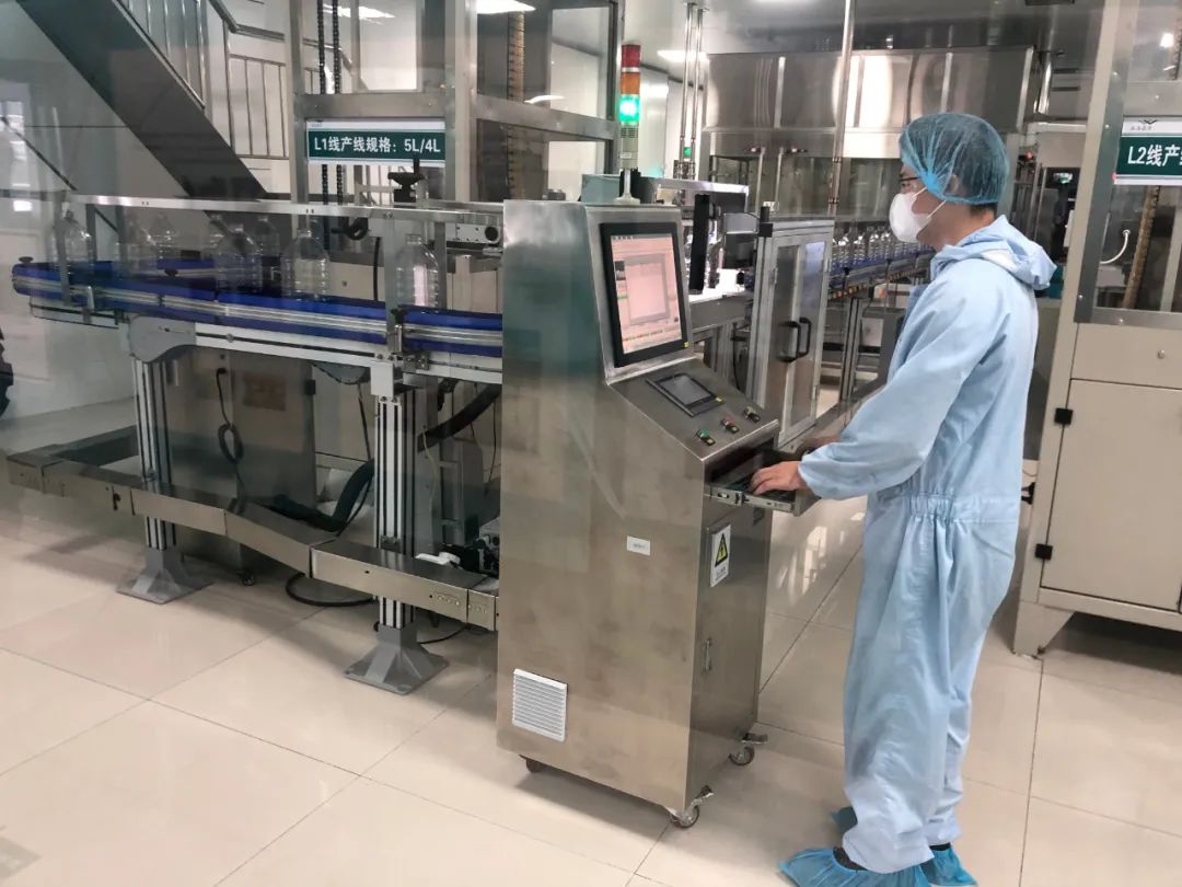 Òæº£¼ÎÀ¹þ¶û±õ£©Á¸ÓÍʳƷ¹¤ÒµÓÐÏÞ¹«Ë¾µÄʳÓÃÓͰü×°³µ¼ä¡£¾¼ÃÈÕ±¨¼ÇÕßÎâºÆÉã