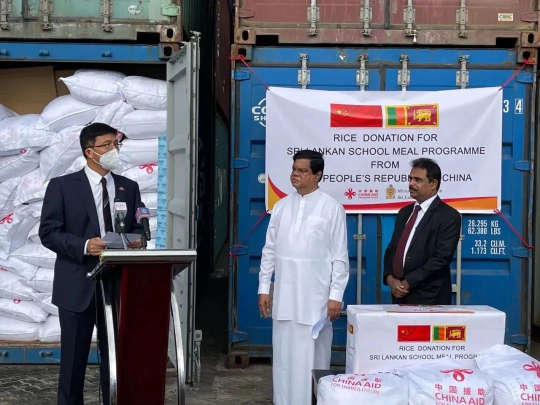 中国首批紧急粮食援助运抵斯里兰卡
