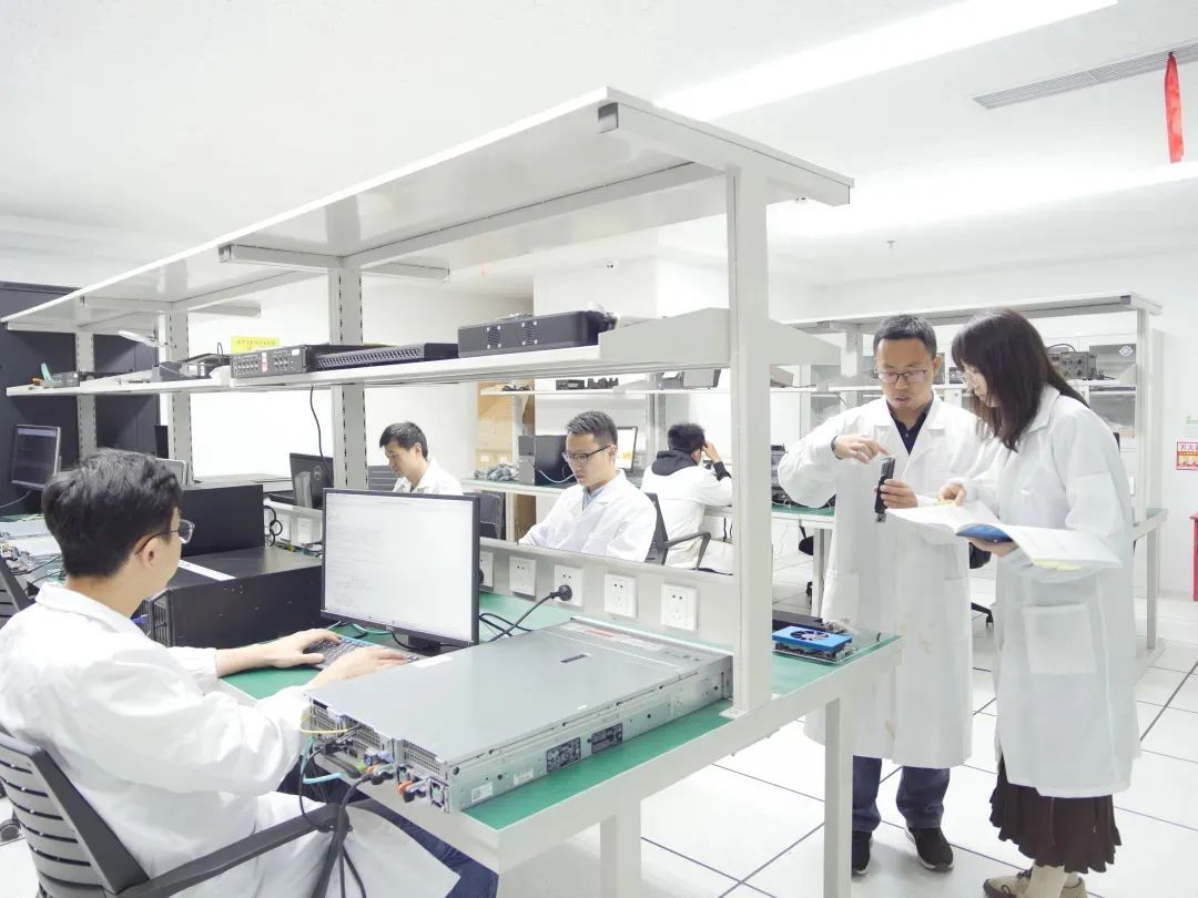 有经验的工程师带新人 图片来源：受访者供图