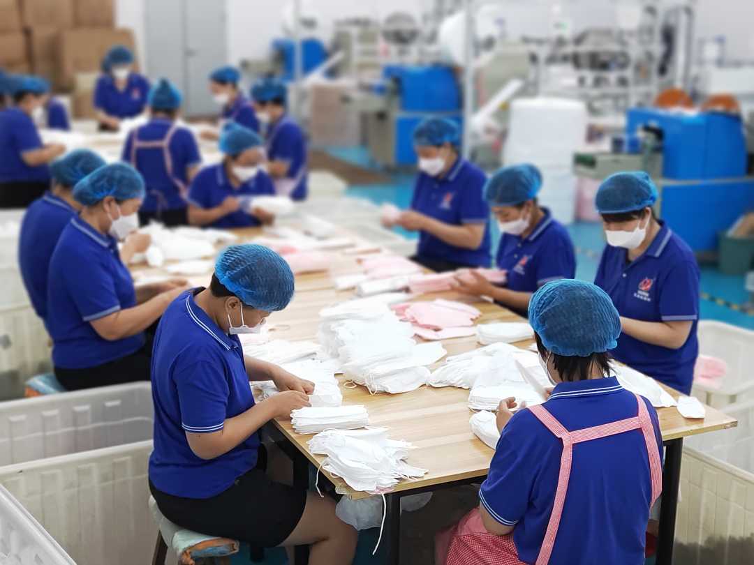 亿兆达纺织有限公司口罩生产车间,工人正在打包装.杨敏摄