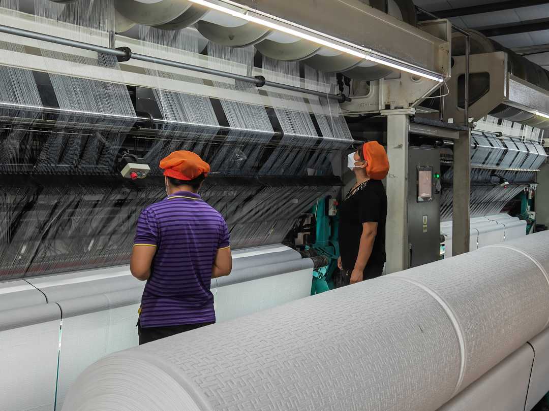 亿兆达纺织有限公司纺织车间工人正在织布.白云飞摄