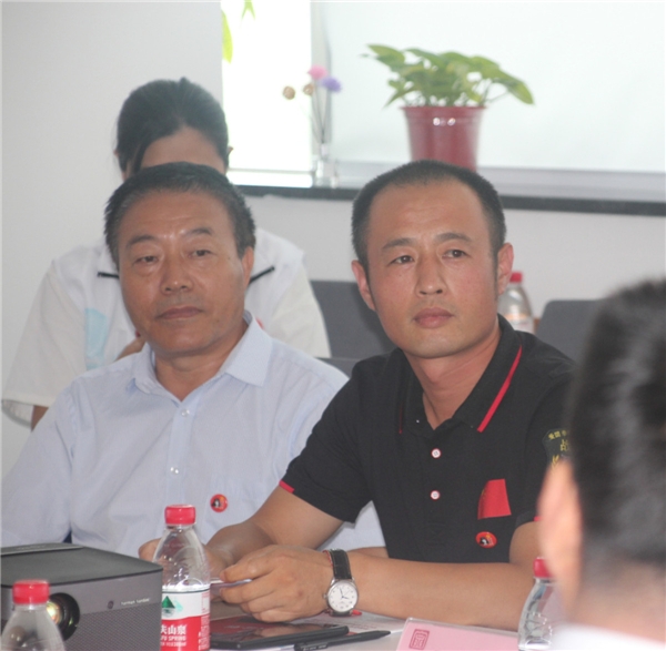 　　上图为:青岛西海岸战狼公益服务中心主任王彬、临沂市水务集团副总徐利华等在活动上发言。