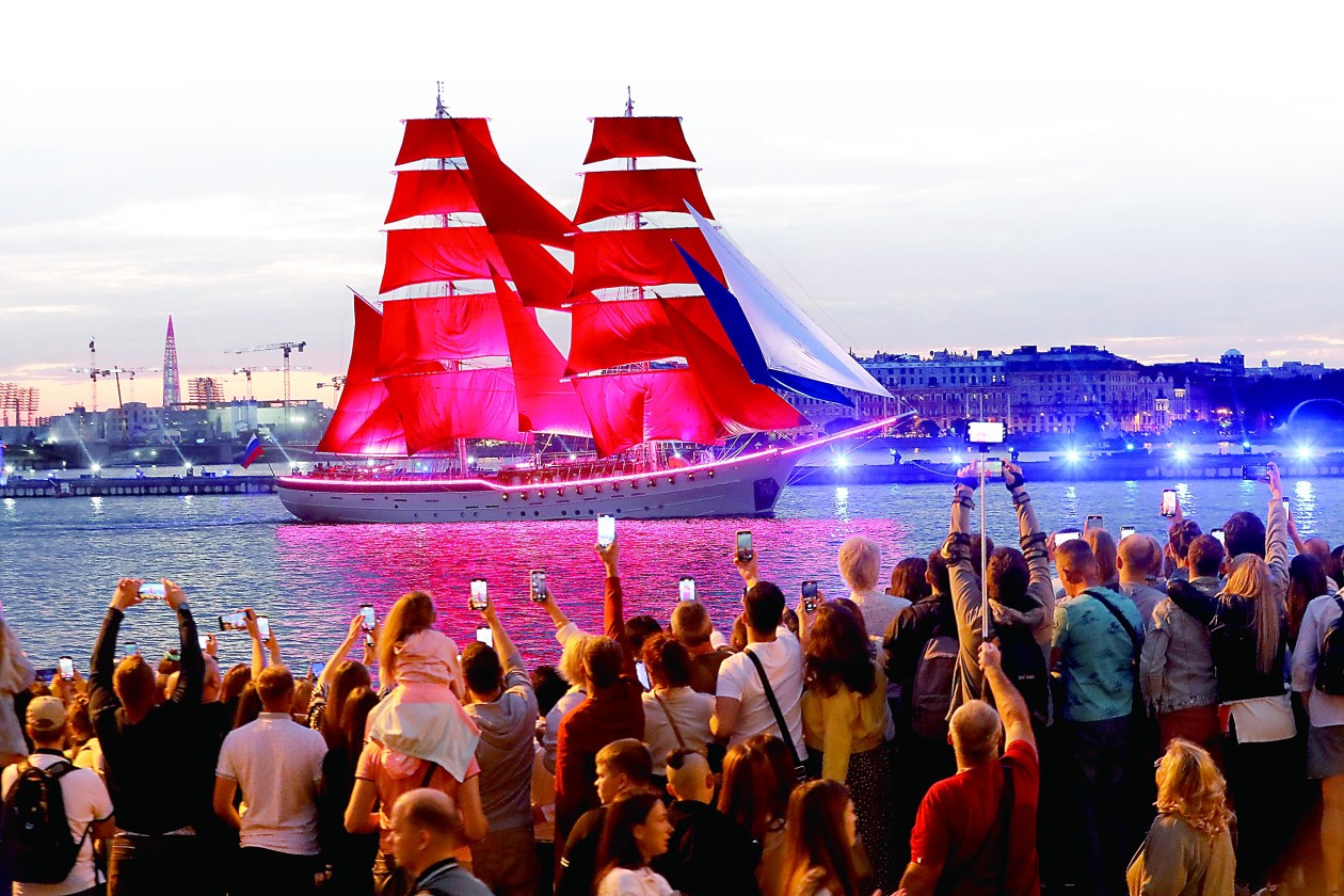 用狂欢告别青涩！在圣彼得堡涅瓦河畔看“红帆”驶过
