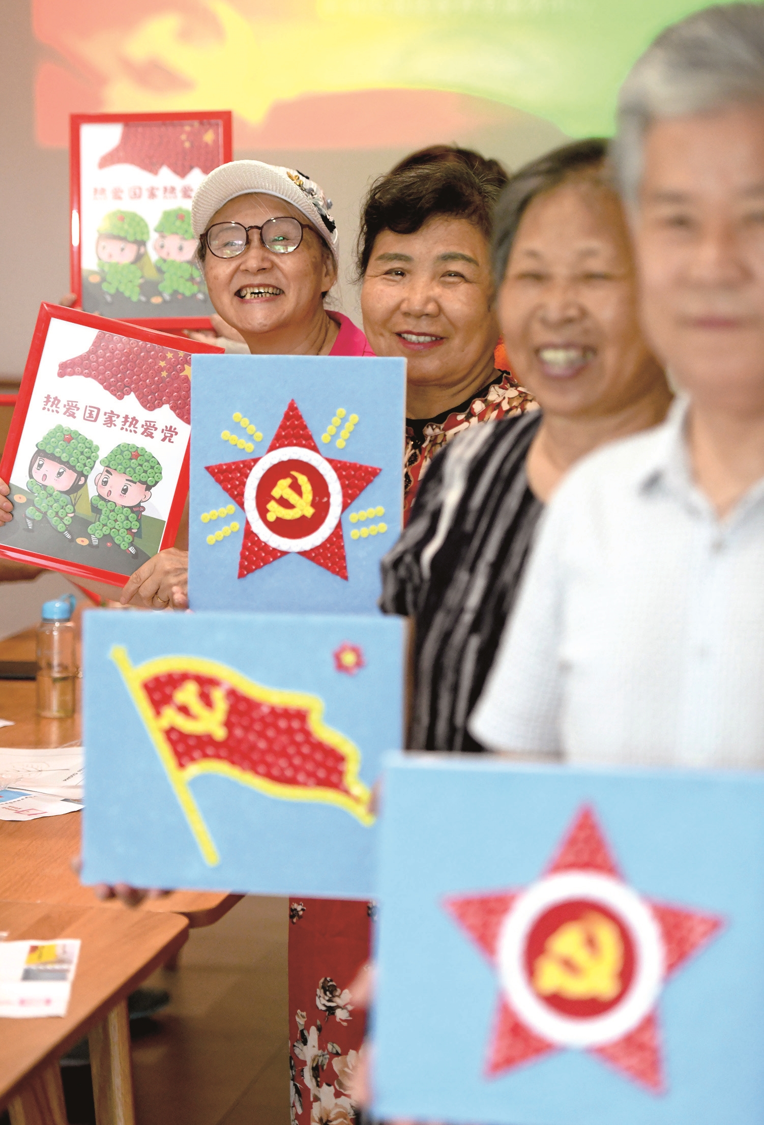 现场,老党员们以纽扣为材料,贴出了一幅幅以"党在我心中""永远跟党走"