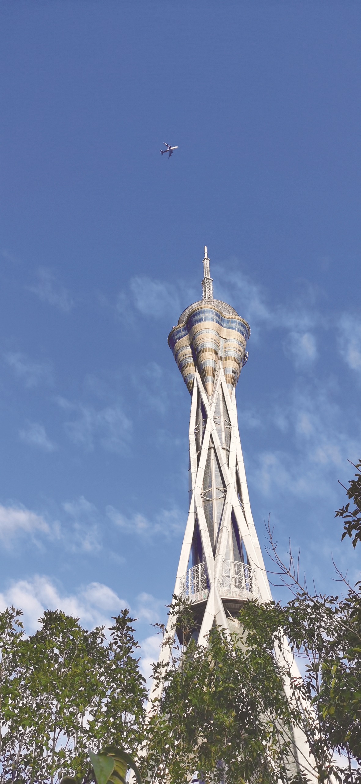 蓝天白云下的郑州福塔 高万顺 王有强 摄