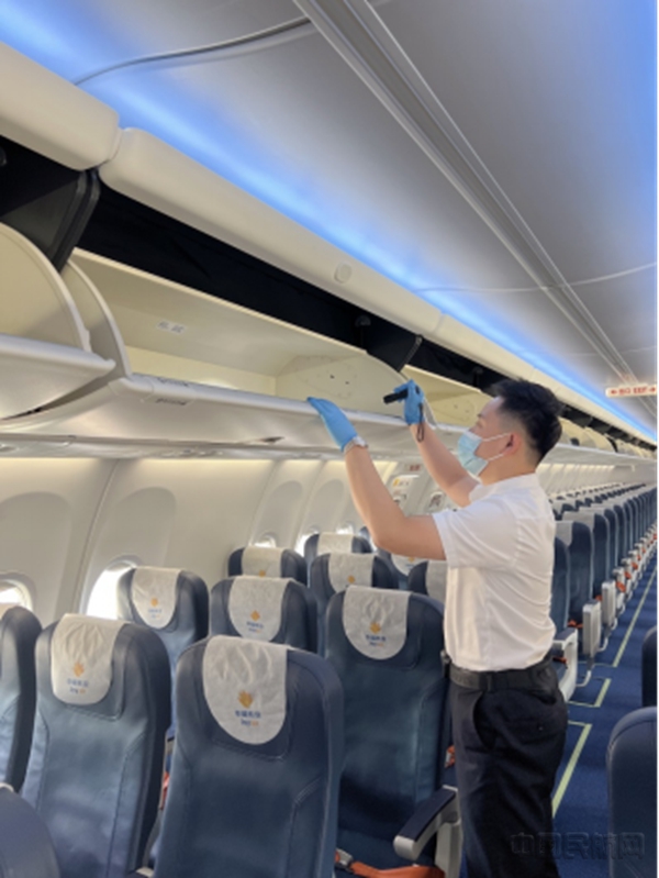 幸福航空安全员进行波音737-800客机客舱安全检查