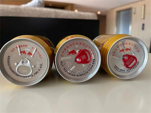 泰国天丝在中国推出的两款产品与中国红牛维生素功能饮料外观高度相似