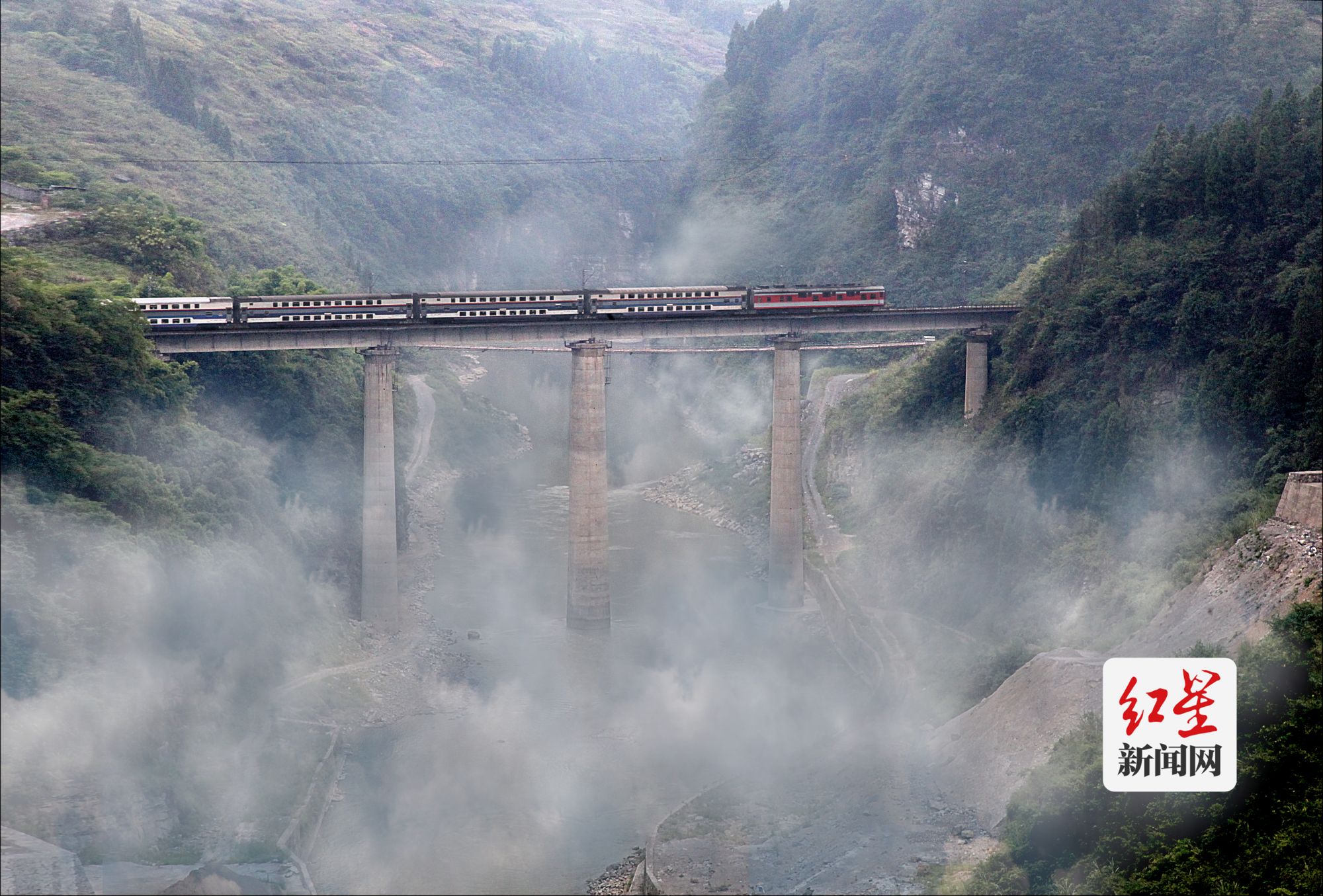 成渝铁路通车70年一家三代坚守中见证新速度