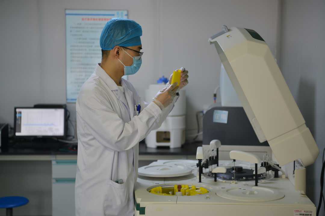 河北意和医学检验实验室内实验人员正在进行生化检验.李鹏茹摄