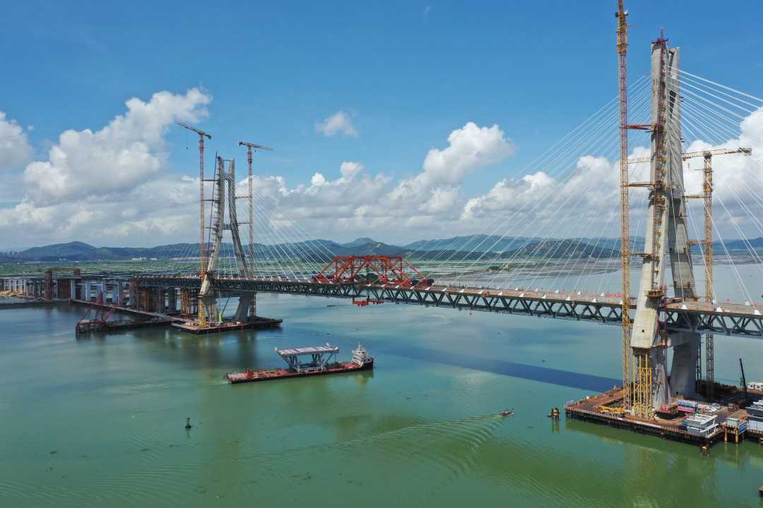 湖北造汕头牛田洋特大桥主桥成功合龙