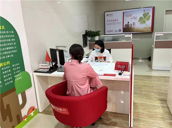 　　中信银行深圳分行工作人员为企业办理紧急业务