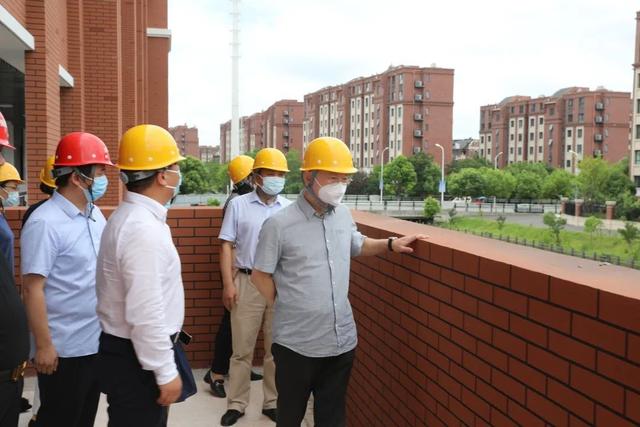 区教育工作党委书记姚辉走访教育在建工地