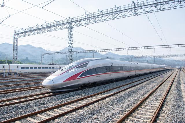 6月29日,李治刚驾驶的动车组列车驶出重庆西动车所.