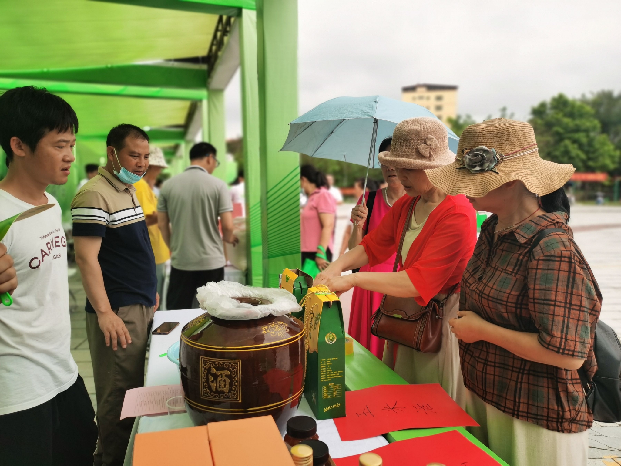 游客购买忻城土特产 孟萍 摄