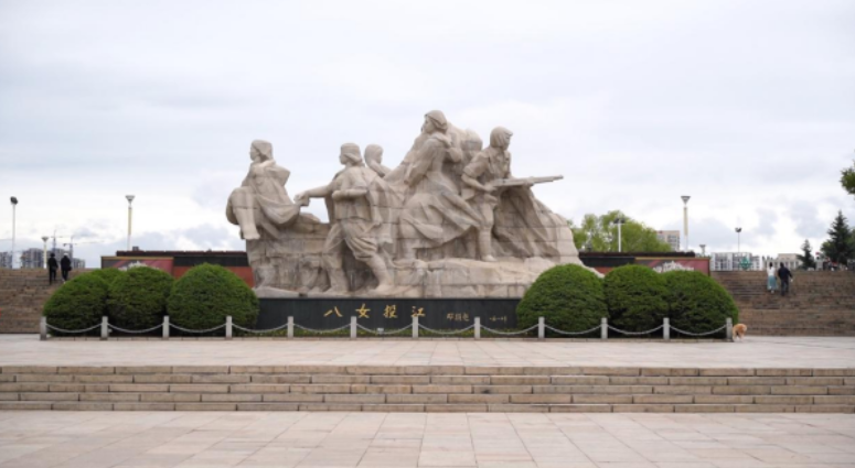 　　图为黑龙江省牡丹江市“八女投江”烈士群雕