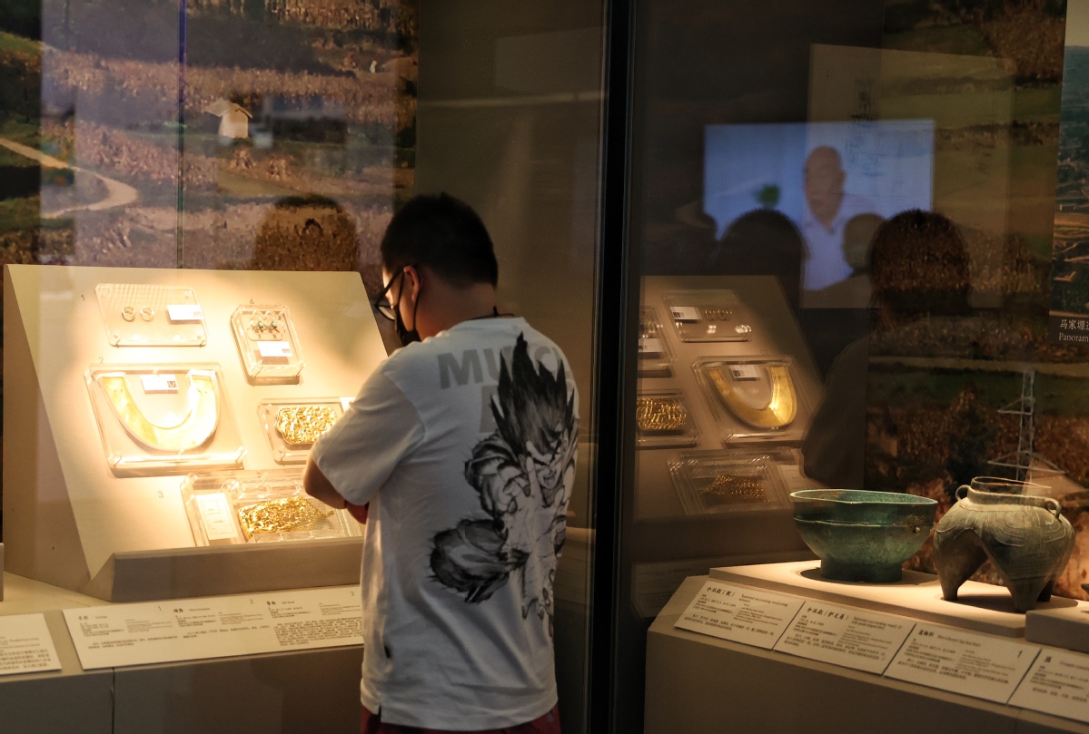 7月1日，嘉宾欣赏在甘肃马家塬墓地出土的文物。中国日报记者 姜东 摄