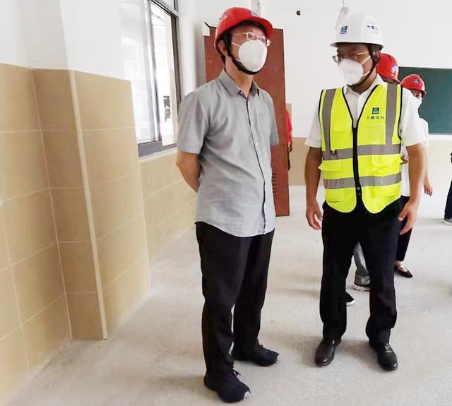 区教育工作党委书记姚辉走访教育在建工地