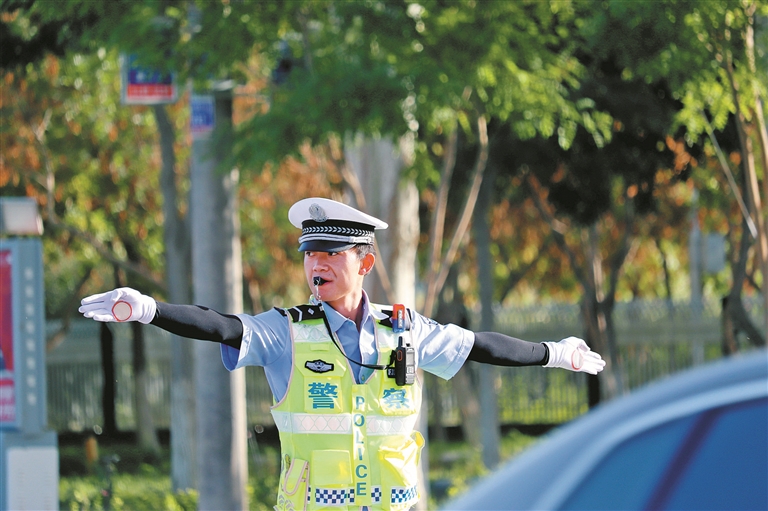 交警路口指挥交通手势图片