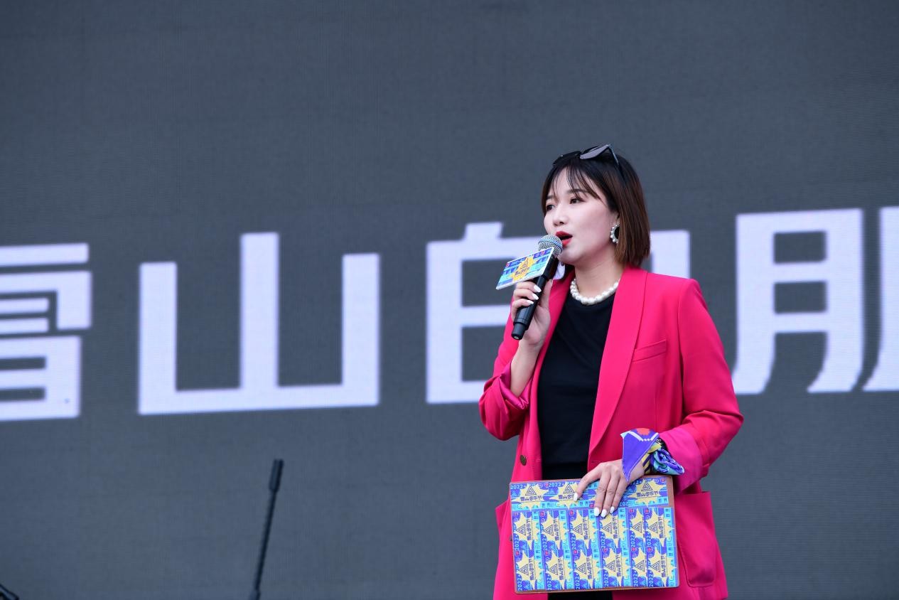　　图说：湖南广播电视台公共频道总监助理刘恋一介绍2022丽江音乐节创意与策划。