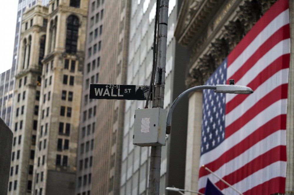 2020年10月30日拍摄的美国纽约证券交易所旁的华尔街路牌。新华社记者王迎摄
