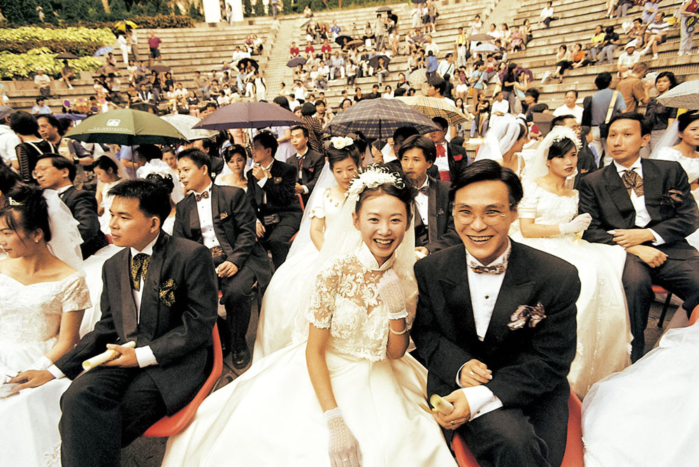 1997年6月30日集体婚礼，马照跑、舞照跳、钱照赚、婚照结，人们用平常状态迎接这天的到来。