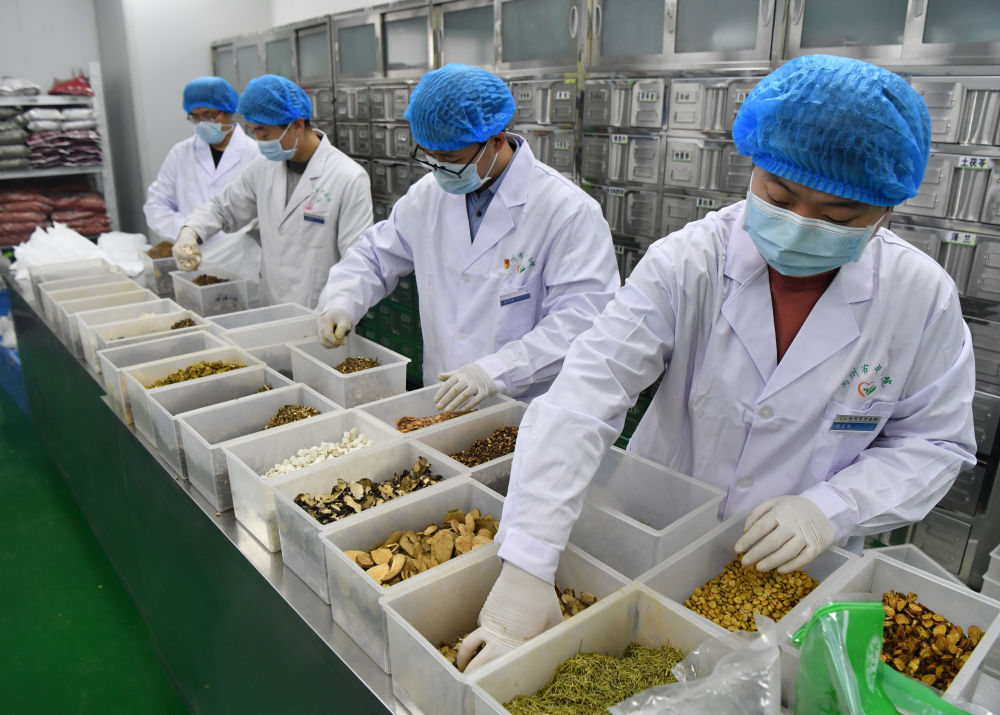 2022年1月13日,助力疫情防控,河南省禹州市中医院的药剂师进行中药