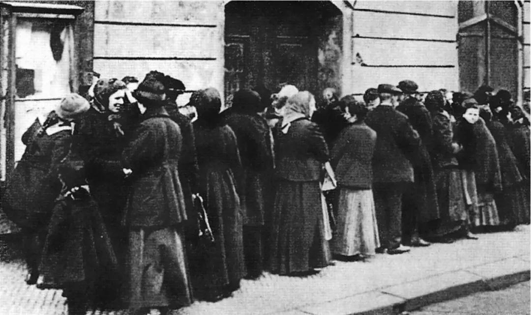 一战期间的布拉格：一家食品店前排起长队。